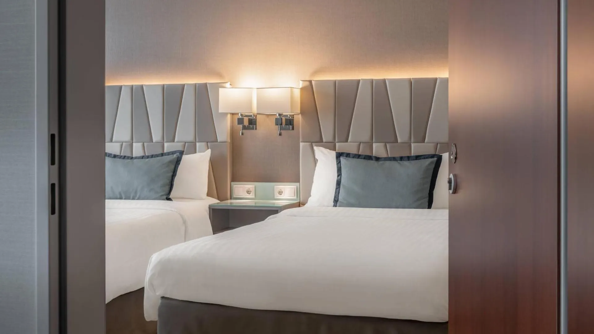 Courtyard By Marriott Munich City Center 4*,